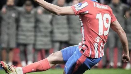 解读欧冠争议判罚：阿尔瓦雷斯的二次触球真相，前裁判质疑技术缺失